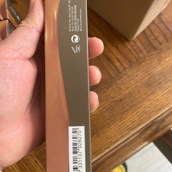 BECCA Cosmetics Ultimate Coverage 24 Hr Foundation - Picture 5 of 6